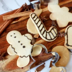 Seau 18 emporte-pièces de Noël pour biscuits et sablés
